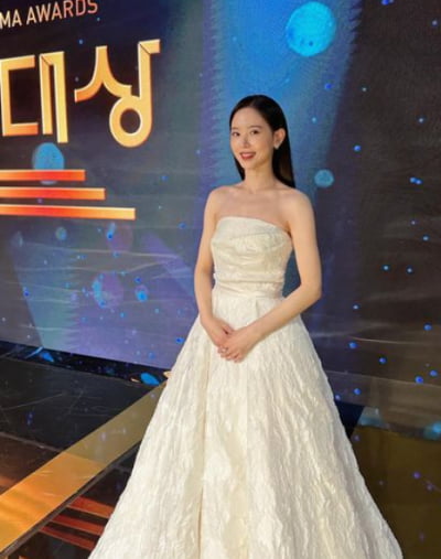 강한나, 세상 단아한 드레스핏…연기 10년만에 첫 수상의 기쁨