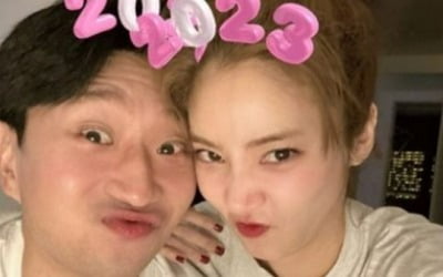 이규혁, '♥손담비'와 얼굴 맞대고 한 컷…애정 어린 '신혼부부'
