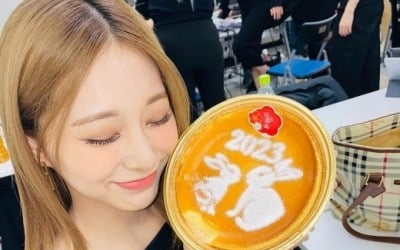 트와이스 쯔위, 막내의 반전 '성숙美'…새해 인사에 '눈길'