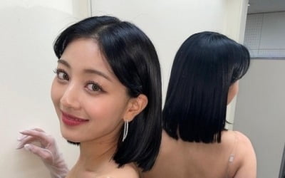 트와이스 지효, 반전 성숙 매력…반짝이는 드레스 입고 한 컷