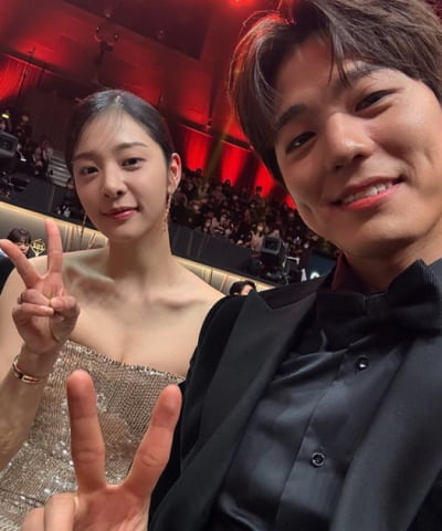 설인아♥김민규, 무대 아래에서도 알콩달콩 "과분한 사랑"