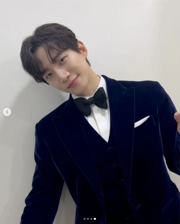 이준호, 핑크빛 꽃미소...귀공자 포스