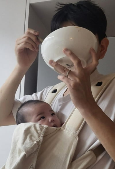 '홍현희♥' 제이쓴, 극한 육아 눈물나네…똥별 아기띠 메고 떡국 드링킹