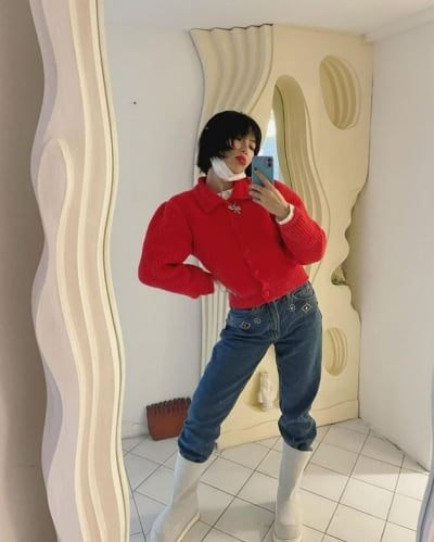 '던 결별' 현아, 2023 새해룩은 레드립+하얀 장화…다소 난해