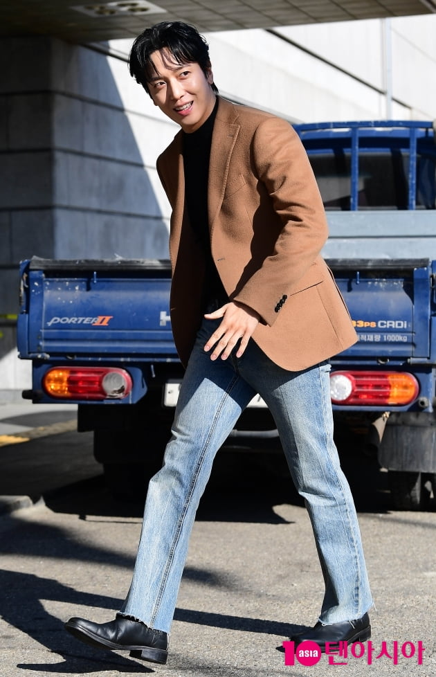 [TEN 포토] 정용화 '긴다리로 성큼성큼'