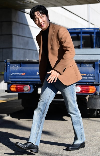 [TEN 포토] 정용화 '긴다리로 성큼성큼'