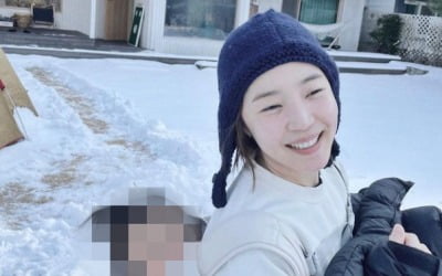 신다은 "올해 나이도 어려졌는데"… 아들 업고 '행복 미소'