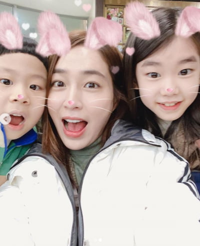 '이병헌♥' 이민정, 누가봐도 '육아 만렙' 느낌…아역배우 잘 챙기는 엄마 포스