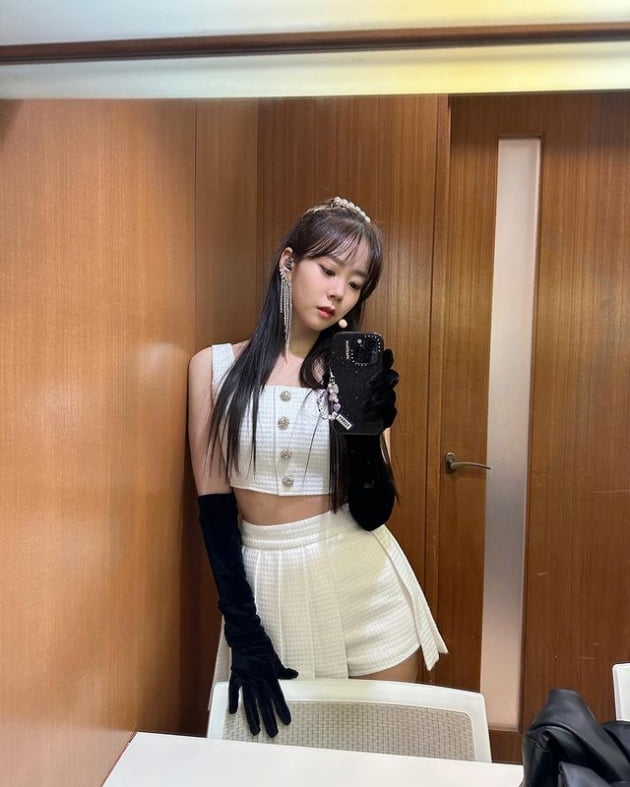 한승연, 화이트 공주님 변신…헤어·메이크업·코디 완벽 파워 아이돌
