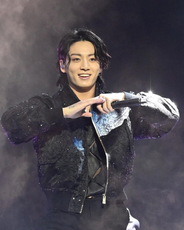 방탄소년단 정국, 美롤링스톤 '역사상 가장 위대한 가수 200인' 선정