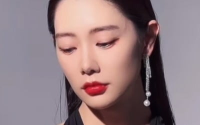'사업가♥' 클라라, 파격 블랙 드레스 자태…레드 립으로 뽐낸 시크美