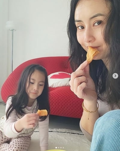 '싱글맘' 최정윤, 미모 쏙 빼닮은 딸과 편안한 일상