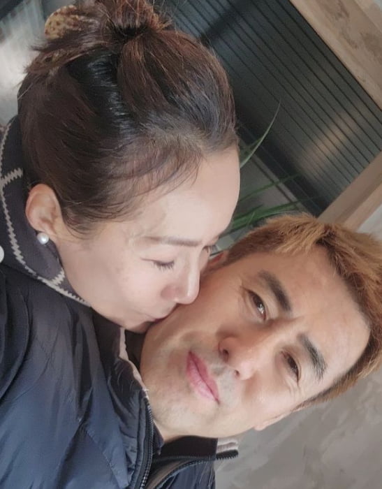 김수연, ♥김병지 볼에 달콤한 뽀뽀…결혼 26년차의 저세상 달달함