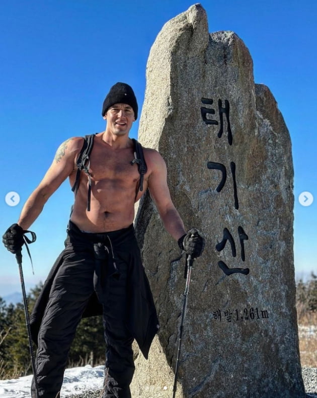 줄리엔강, 한파에 맨몸 등산...CG급 조각몸매