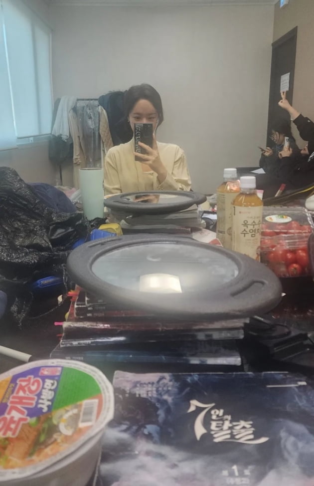 황정음, 다이어트에 진심이더니…아침부터 컵라면 먹는 여배우