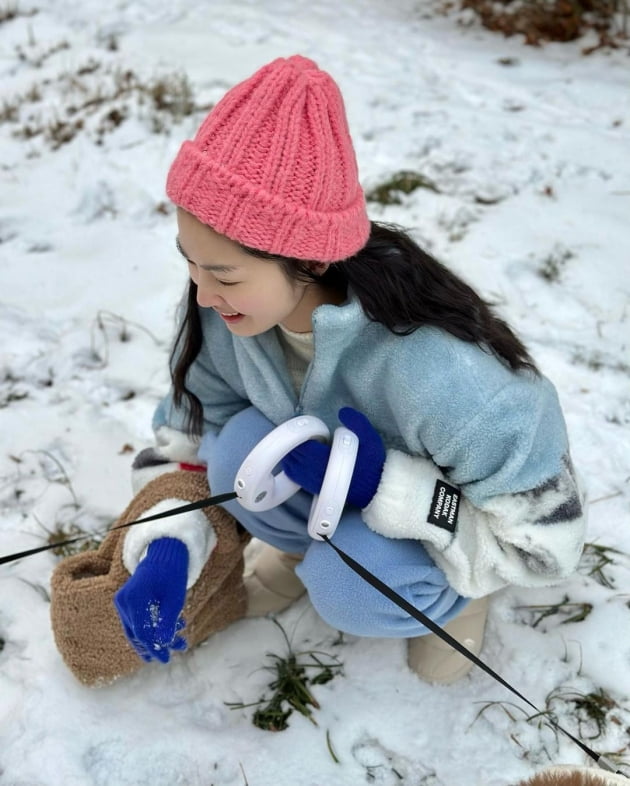 '전진♥' 류이서, 한낮에 개들과 아파트 단지 산책하는 여유 "디저트 좀 드시고"