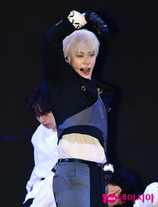 [TEN 포토] 문빈 '무대에 몸을 맡기고'