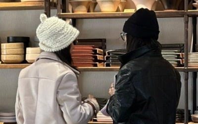 황신혜, 60대 맞아? 뒷모습만 보면 커플룩 입은 딸 이진이랑 친구