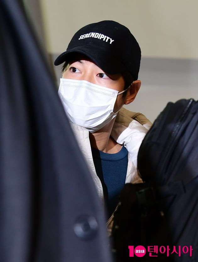 [TEN 포토] 송중기 '호수를 담은 눈동자'