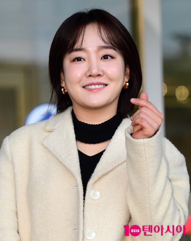 [TEN 포토] 윤하 '하트에 미소는 덤'