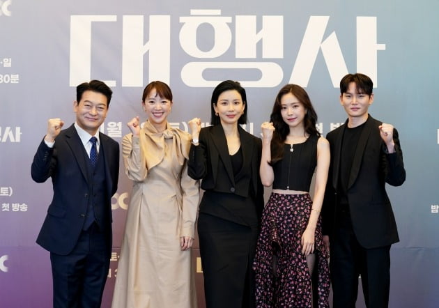 '대행사' 단체./사진제공=JTBC