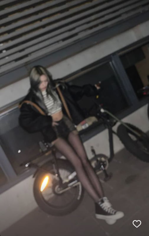 전소미, 크롭톱+핫팬츠 아슬아슬...완벽한 S 라인