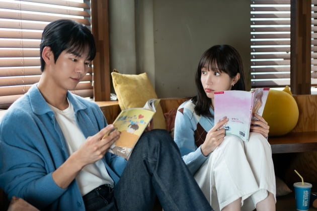 '5년 열애 끝' 하니, 새 썸남과 취중 키스…데이트 포착('판타지스팟')