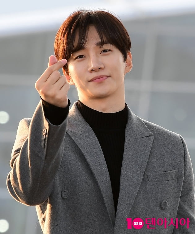 [TEN 포토] 이준호 '러블리한 하트'