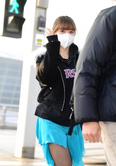 [TEN 포토] 아이브 레이 '특급경호 받으며 출국'