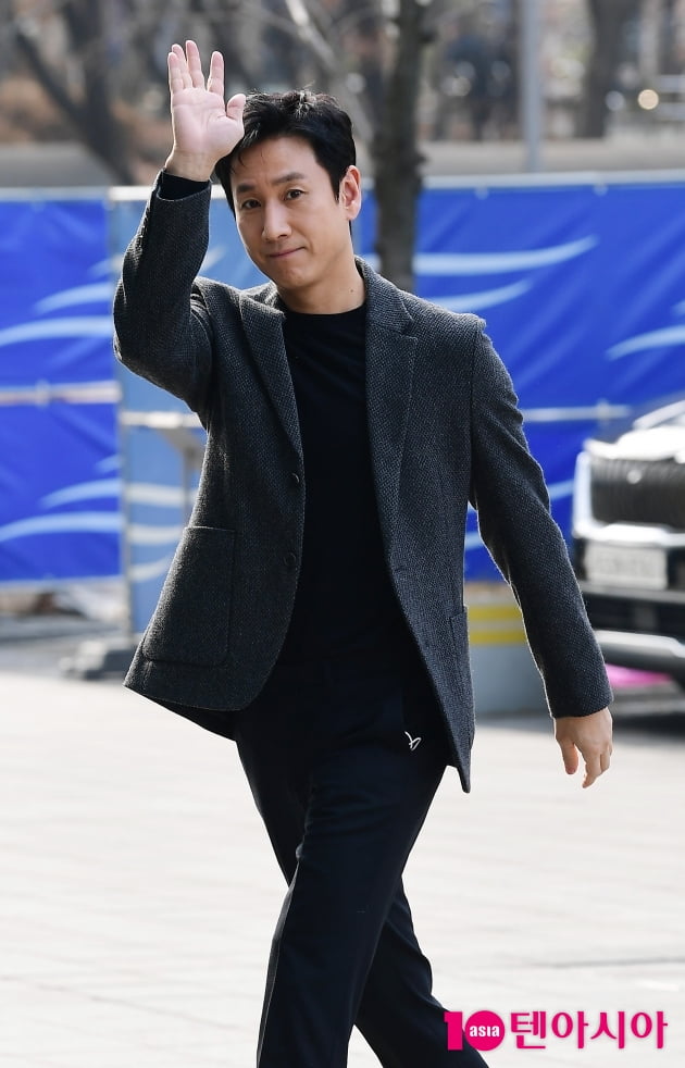 [TEN 포토] 이선균 '인사도 멋지게~'