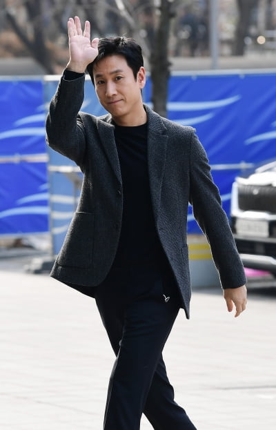[TEN 포토] 이선균 '인사도 멋지게~'