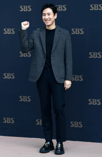 [TEN 포토] 이선균 '우리 드라마 파이팅!'