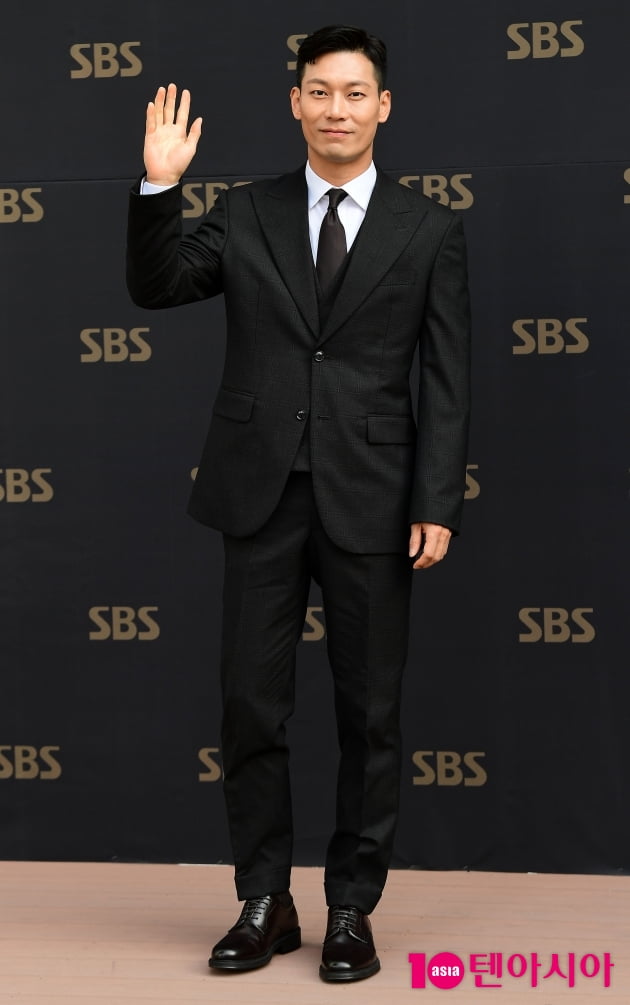 [TEN 포토] 박훈 '깔끔한 수트핏'