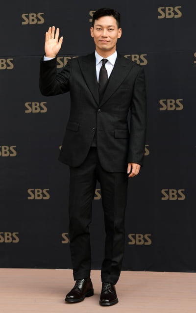 [TEN 포토] 박훈 '깔끔한 수트핏'