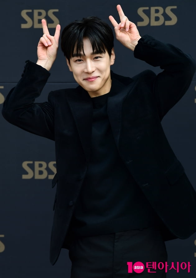[TEN 포토] 강유석 '토끼해 인사드려요'