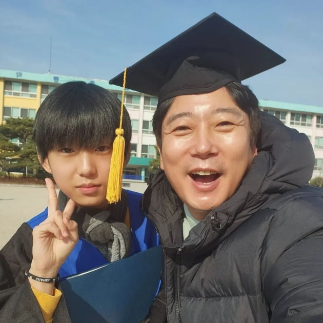 이수근, '신장 투석+이사' ♥박지연 놔두고…둘째 子 졸업식 혼자 참석