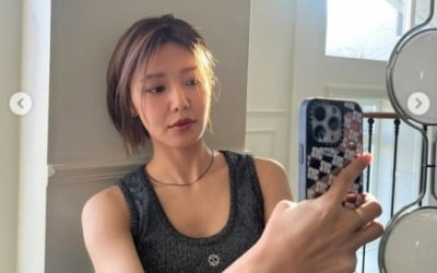 수영, '칼단발' 헤어에 빛나는 비주얼…햇살 비친 '여신 모먼트'