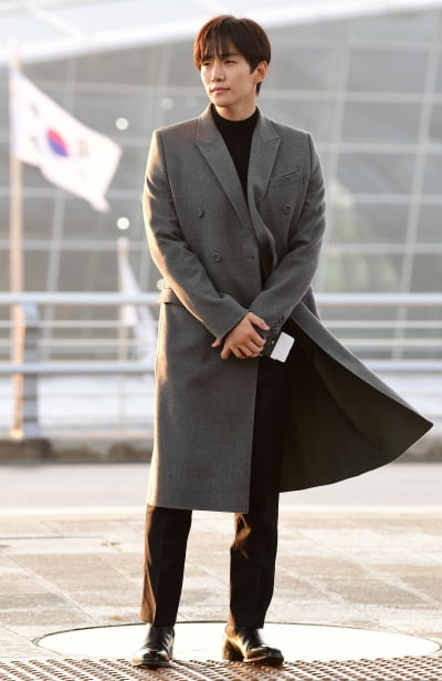[TEN 포토] 이준호 '롱코트 휘날리며~'