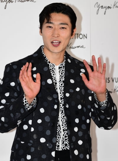 [TEN 포토] 조규성 '하트 대신 손인사로'