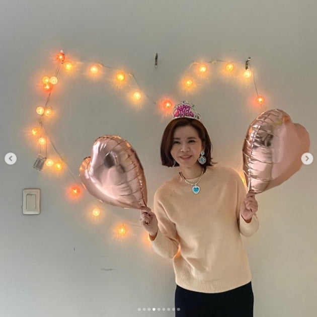 장서희, 52살 생일파티 역대 최강 동안...팬들 선물에 감동