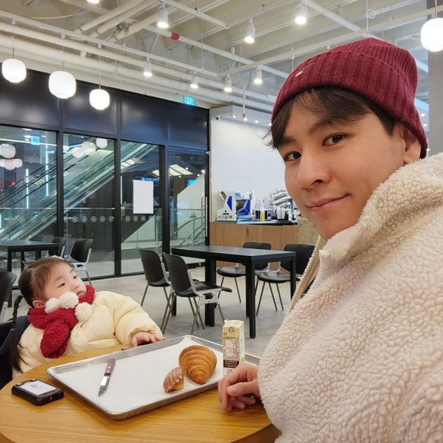 "부녀 매칭룩" 윤남기, 딸과 카페 데이트 때 커플룩은 필수인 애아빠…러블리 부녀