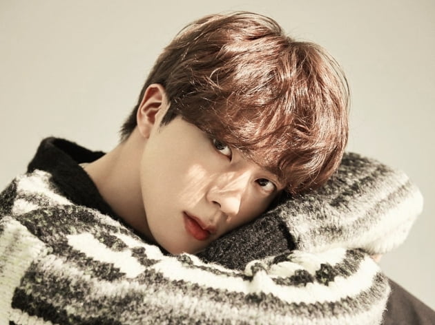 방탄소년단 진 'The Astronaut', 샤잠 글로벌 차트 27일 1위.. 2022년 발매 K팝 최장 1위