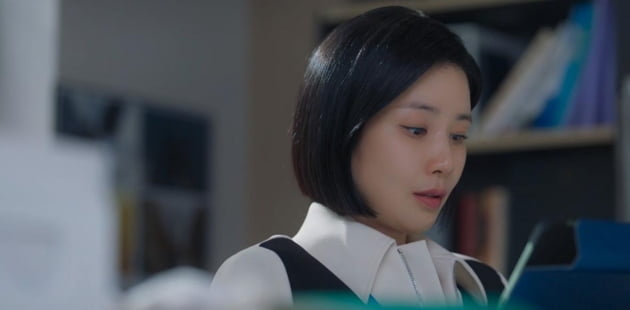[종합] 이보영, 술로 달랜 불안장애·공황·불면증…최초 여성 임원 됐지만 '계략'이었다('대행사')