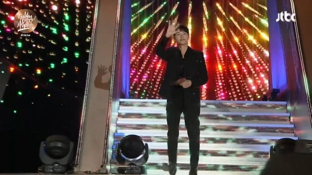 [종합] 송중기, '열애 인정' 후 첫 공식석상 등장…여친 언급無→"인기 실감"