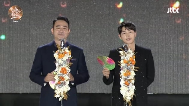 [종합] 송중기, '열애 인정' 후 첫 공식석상 등장…여친 언급無→"인기 실감"