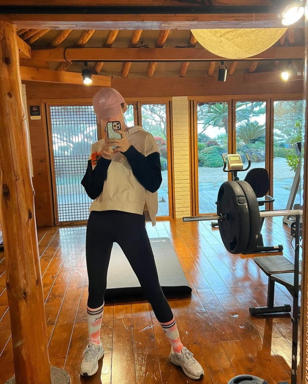 '임창정♥' 서하얀, 군고구마 먹을 때도 늘씬 레깅스핏…"그냥 지나치지 못 해"