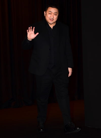 [TEN 포토] 마동석 '인사는 시크하게'