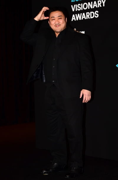 [TEN 포토] 마동석 '곰하트 귀엽죠~'