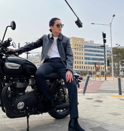 송혜교와 손잡았던 그 남자, 오토바이 위에서 섹시미 폭발