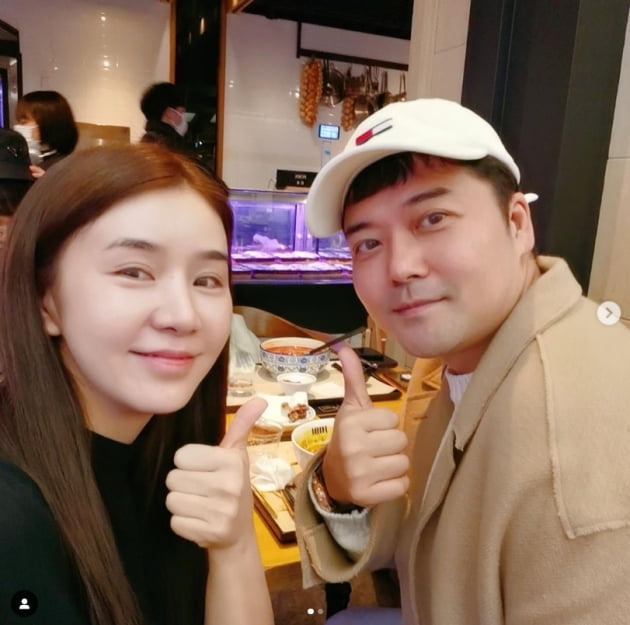 차오루, 대상 탄 연예인과 식사하기...엄지척
